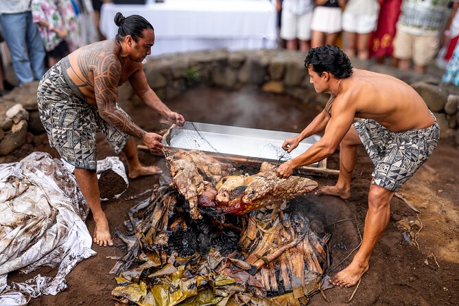 Big Island, Hawaii: Admission to Voyagers of the Pacific Luau - Service, drinks, and the small extras