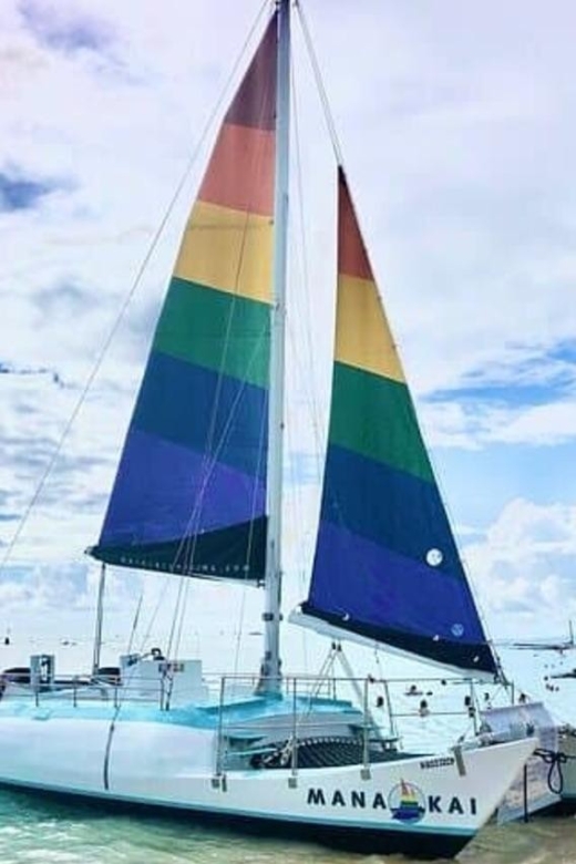 Board from Waikiki Beach: Friday Night Fireworks sail - Key points at a glance