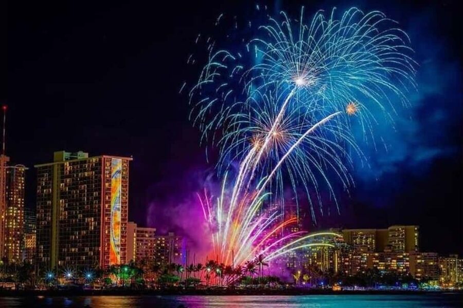 Board from Waikiki Beach: Friday Night Fireworks sail - Setting out from the Duke Kahanamoku Statue