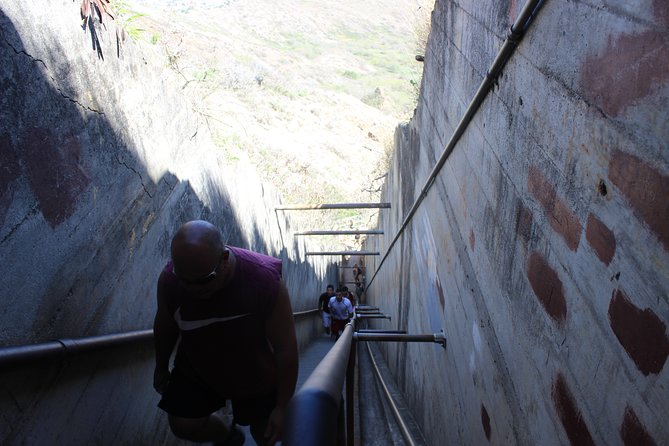 Diamond Head Crater - The 1.6-mile route, from switchbacks to tunnels