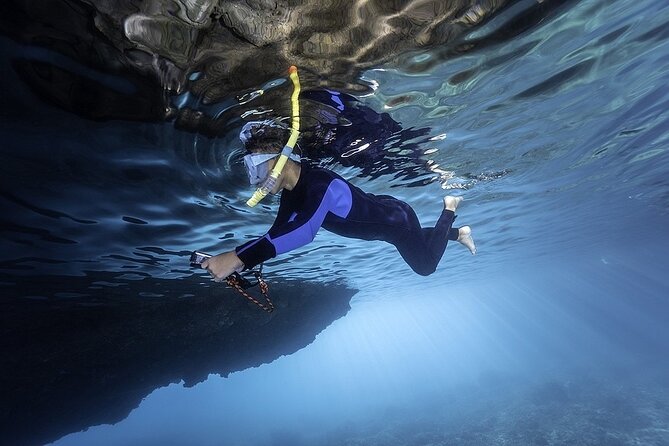 Dolphin, Sea Cave & Captain Cook Snorkel Combo in Kealakekua Bay - Why This Small Boat Changes the Experience