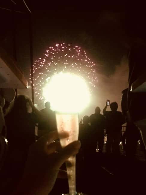 Honolulu: 1-Hour Friday Night Fireworks Cruise with Drinks - A one-hour route along Honolulu’s south shore