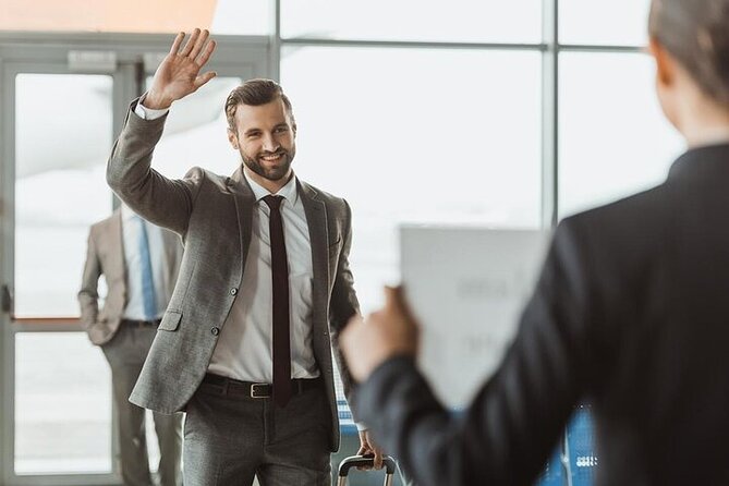 Honolulu Airport: Waikiki Private Transfer With Lei Greeting - Meeting your driver in baggage claim