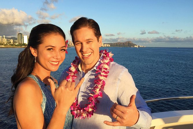 Honolulu: Pacific Star Sunset Dinner Cruise and Show - A sunset cruise with a built-in evening program