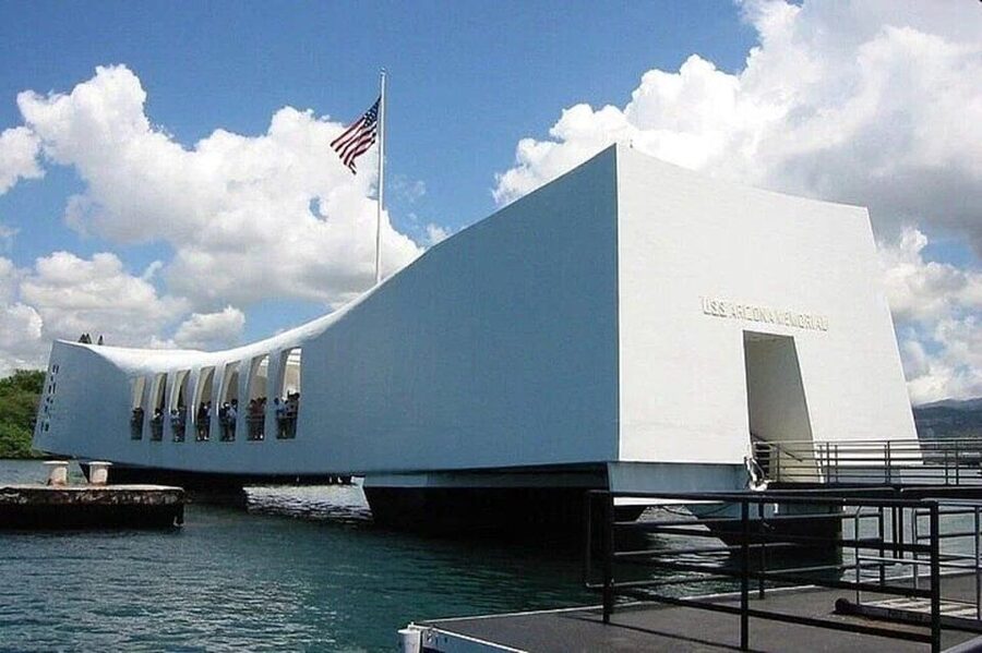 Honolulu: Pearl Harbor, USS Arizona and Battleship Missouri - Walking the decks of the USS Missouri
