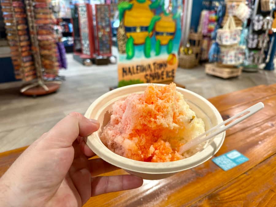 Honolulu: Waikiki Food Tour with Local Guide - The malasada starts the tasting trail