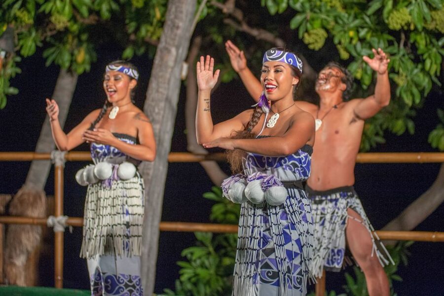 Kailua-Kona: Voyagers of the Pacific Luau with Buffet Dinner - The buffet: familiar island favorites with enough choice