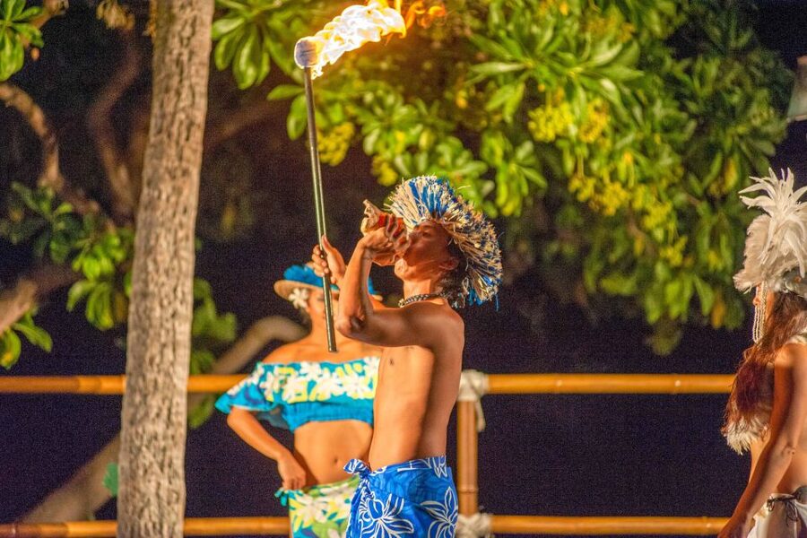 Kailua-Kona: Voyagers of the Pacific Luau with Buffet Dinner - Mai Tais, cocktails, and the value of an open bar