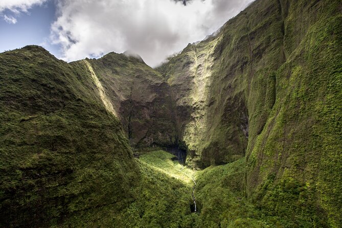 Kauai Deluxe Waterfall Safari: Helicopter Tour - Waimea Canyon, waterfalls, and Jurassic Falls