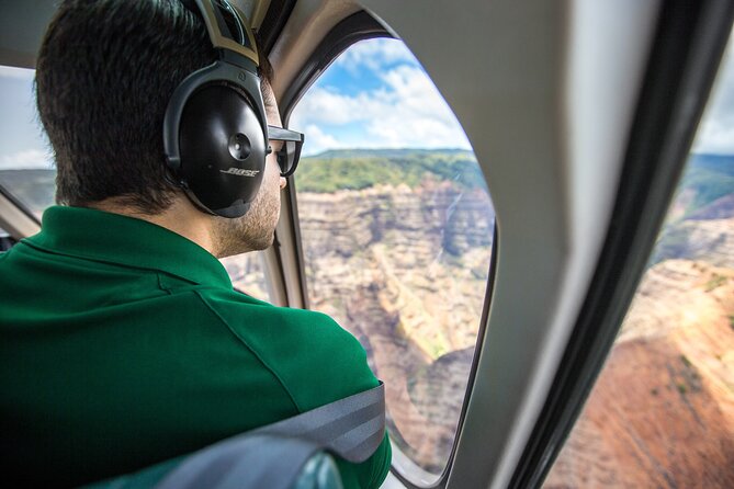 Kauai Deluxe Waterfall Safari: Helicopter Tour - What the pilot adds to the flight