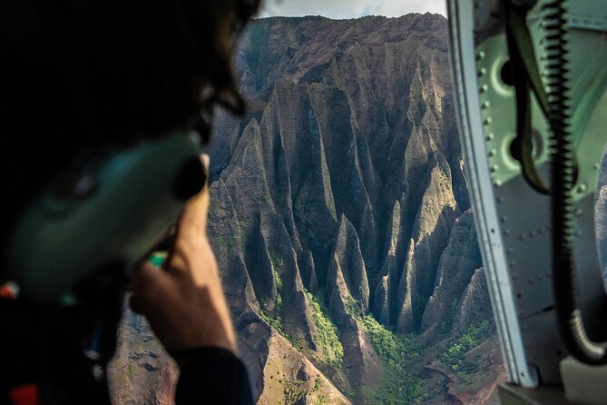 KAUAI LUXURY 60-Minute Doors-Off Helicopter ADVENTURE - Why this flight makes sense on Kauai