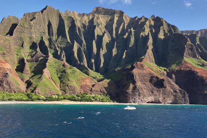Kauai: Na Pali Sunset & Sightsee Boat Tour - Why the Na Pali Coast looks best from the water