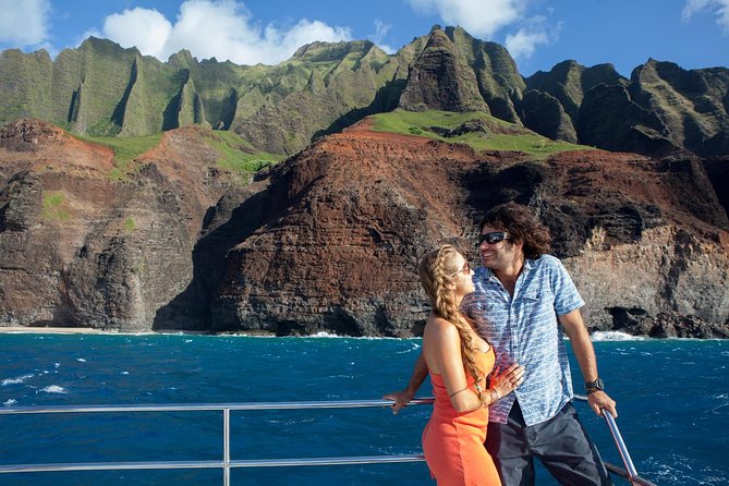 Kauai: Na Pali Sunset & Sightsee Boat Tour - Sunset, music, and the return trip