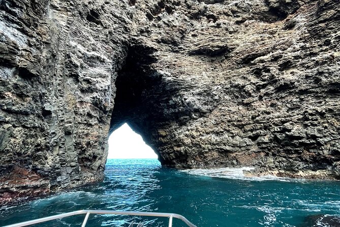 Kauai: NaPali Boat Tour on the Amelia K - The long approach makes the coast more dramatic