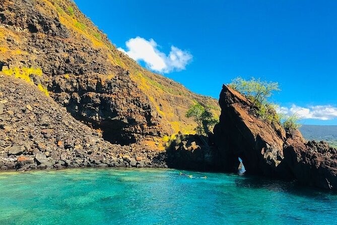 Kona Snorkel Tour: Captain Cook Reef Snorkel, Dolphin & Sea Caves - Sea caves, lava tubes, and the Kona coast