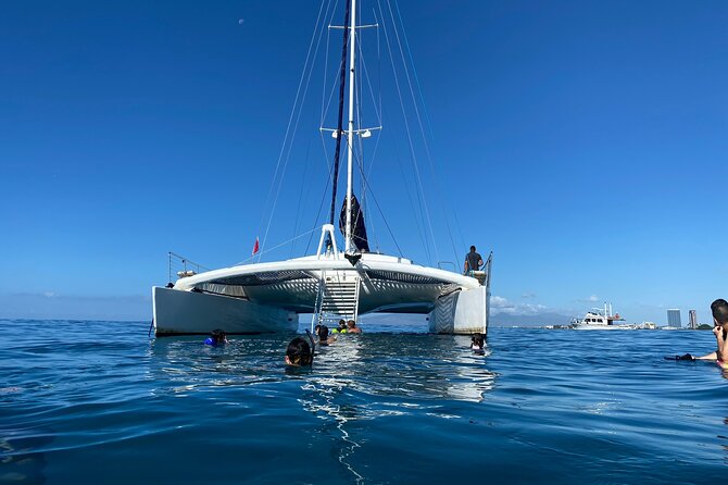 Moana’s Swim’n’Sail Cocktail Cruise Along the Waikiki Coast - Choosing between a swim and a dry seat