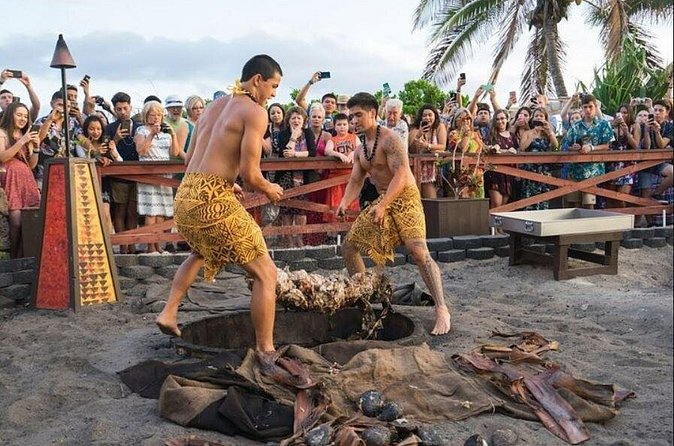 Oahu: Germaine's Luau - What is on the dinner table
