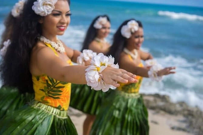 Oahu: Germaine's Luau - Rain, cats, seating, and other real-world details