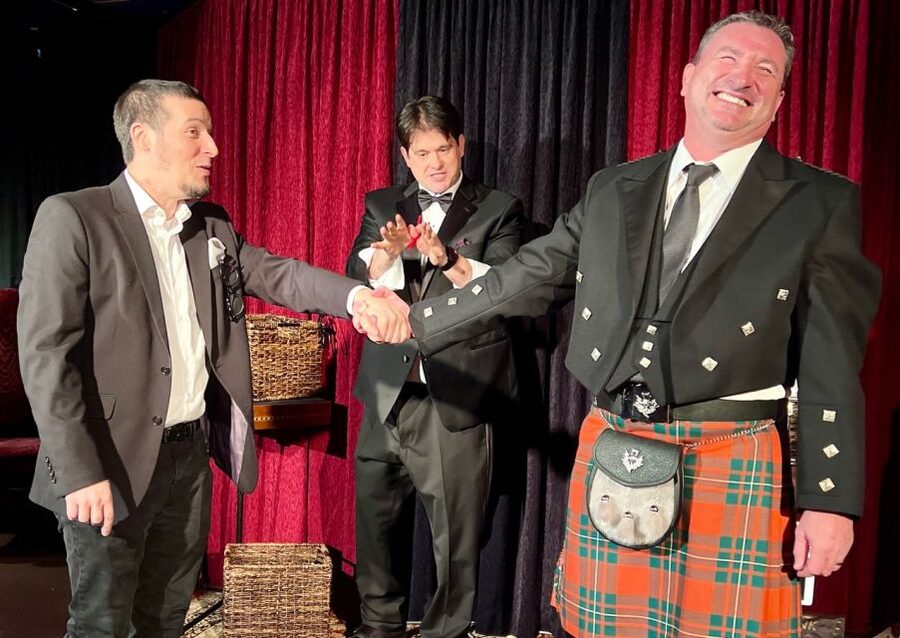 Oahu: Hilton Waikiki Beach Hotel Magical Mystery Show - A strong date-night option in Waikiki