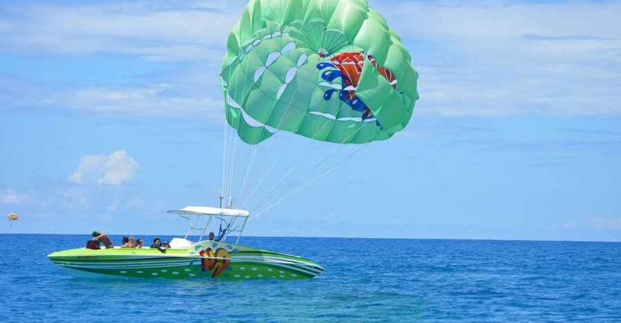 Oahu: Parasail on Maunalua Bay with Diamond Head Views - The captain’s Pacific splash