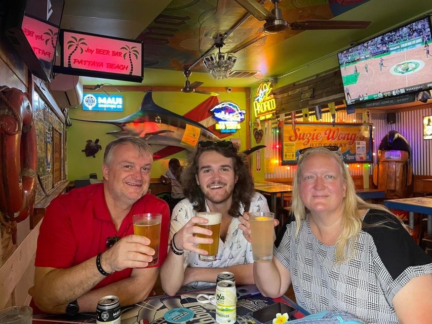 Oahu: Sips & Secrets of Hawaii Pub Crawl - A Waikiki pub crawl with more than bar hopping