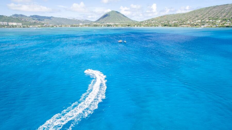 Oahu: Tandem Jet Ski Adventure on Maunalua Bay - Boarding the WaveRunner from the hydro hoist