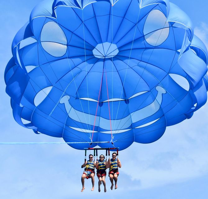 Oahu: Waikiki Parasailing - Flying above Waikiki instead of sitting on the sand