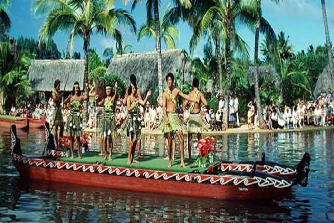 Pearl Harbor, Dole Plantation, and Polynesian Center from Waikiki - Dole Plantation: pineapple, snacks, and a short pause