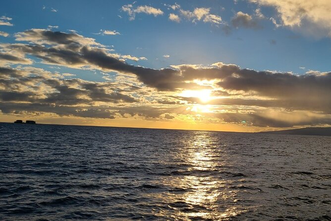 Sunset Dinner Cruise in Honolulu, Hawaii - A two-hour view of Honolulu from the Pacific