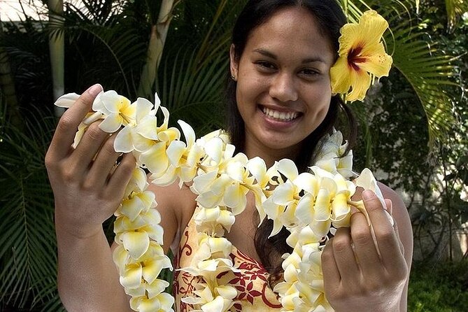 Traditional Airport Lei Greeting on Kona Hawai'i - Choosing between orchid, nut, and deluxe leis