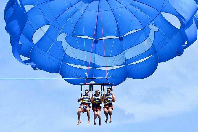 Waikiki: Parasailing in Hawaii - Flying above Waikiki with Diamond Head in view