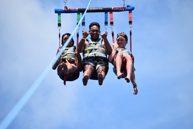 Waikiki: Parasailing in Hawaii - Diamond Head Crater from the air