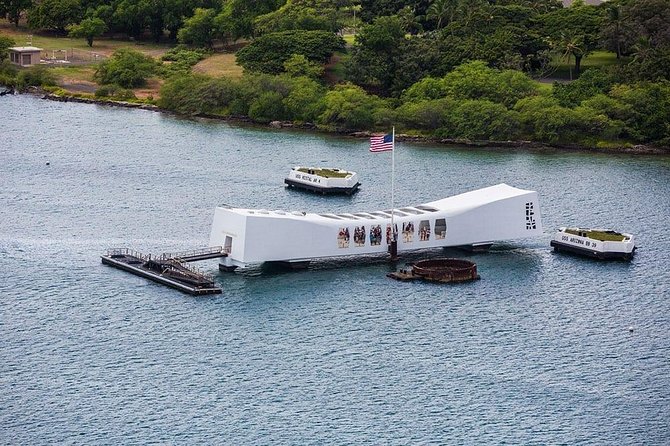 WWII Pearl Harbor Heroes Deluxe Tour - The Visitor Center and shoreline view