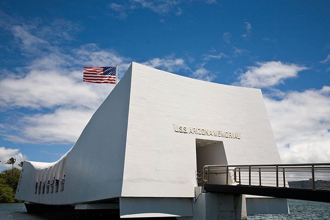 WWII Pearl Harbor Heroes Deluxe Tour - Pearl Harbor National Memorial: begin with the attack